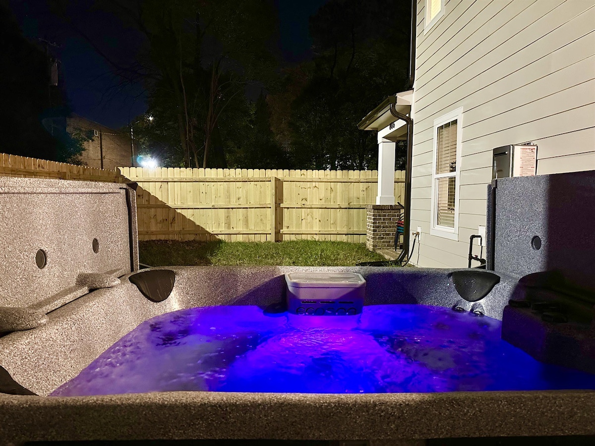 Bancroft Bungalow - Hot Tub - Uptown Retreat