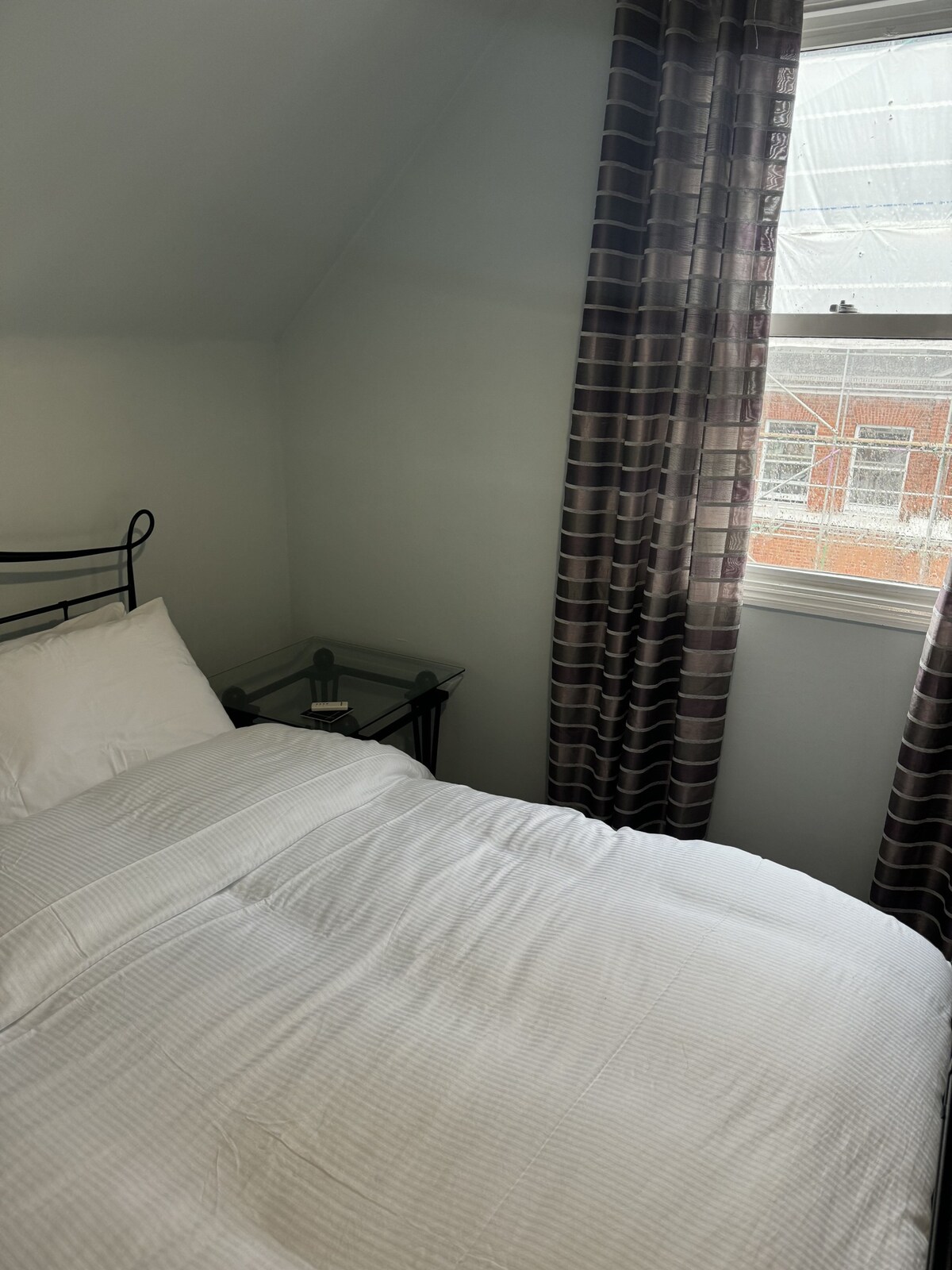 spacious executive suite - in Chertsey