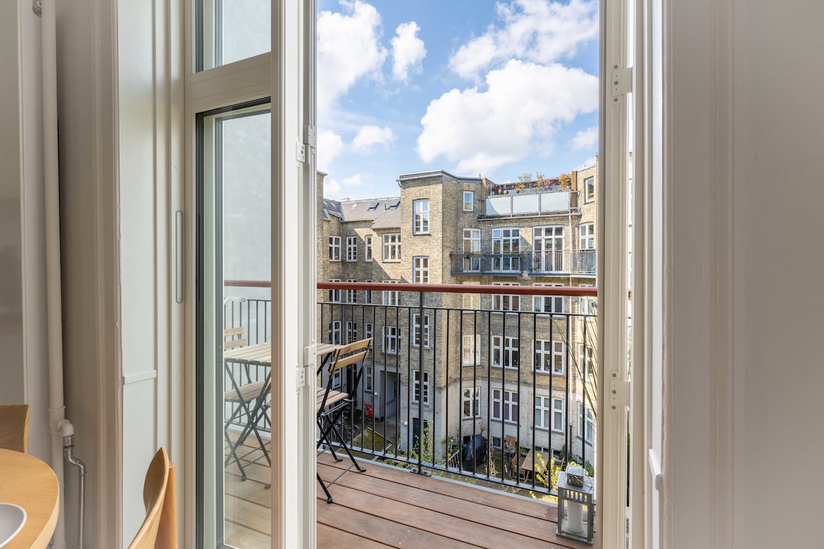 Beautiful Apartment w/Sunny Balcony