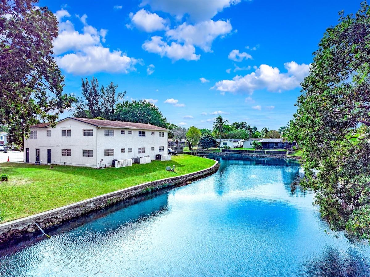 Water Front Condo - Palm Wave Says