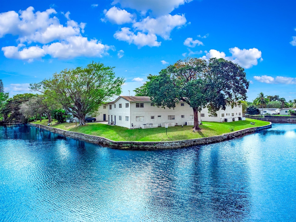 Water Front Condo - Palm Wave Says