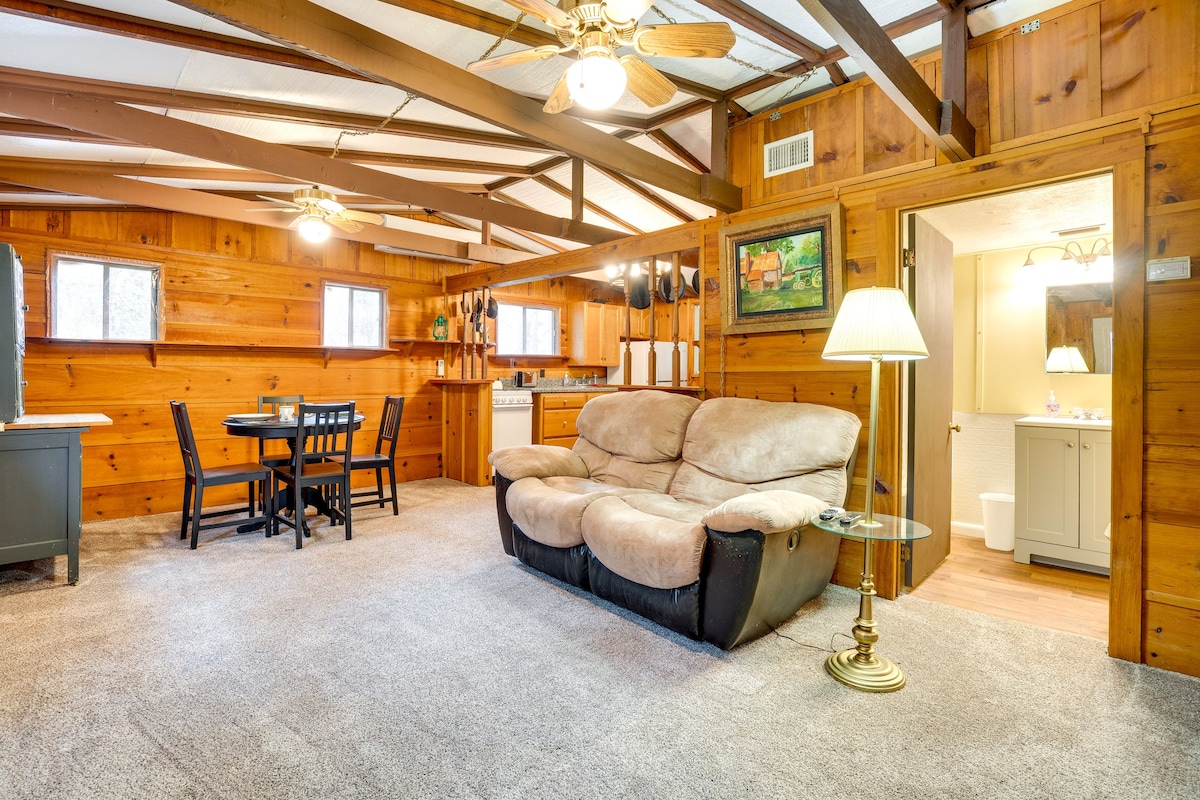 Peaceful Warne Cabin: Fenced Yard & Screened Porch