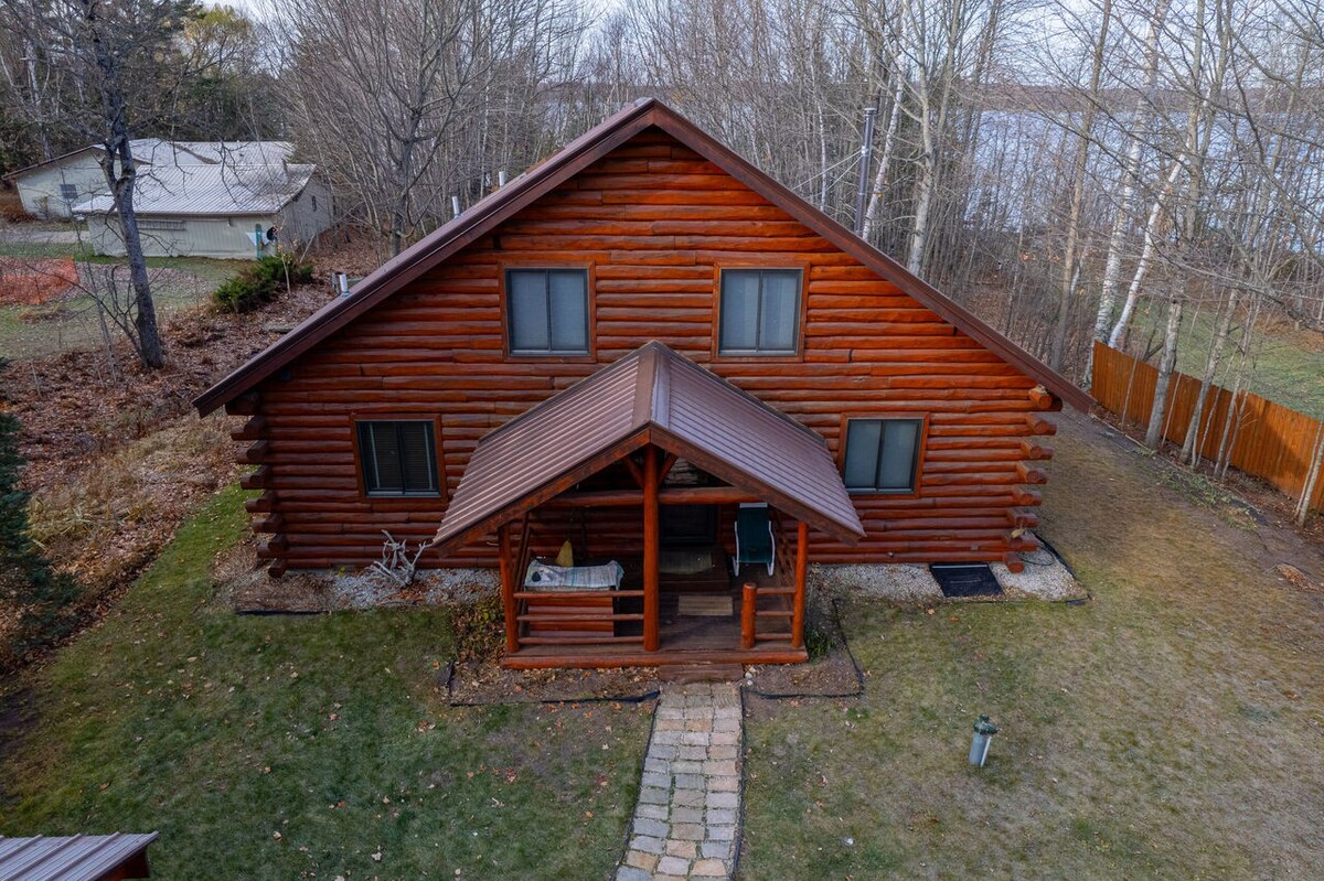 Cedars on South-gorgeous lakefront log cabin
