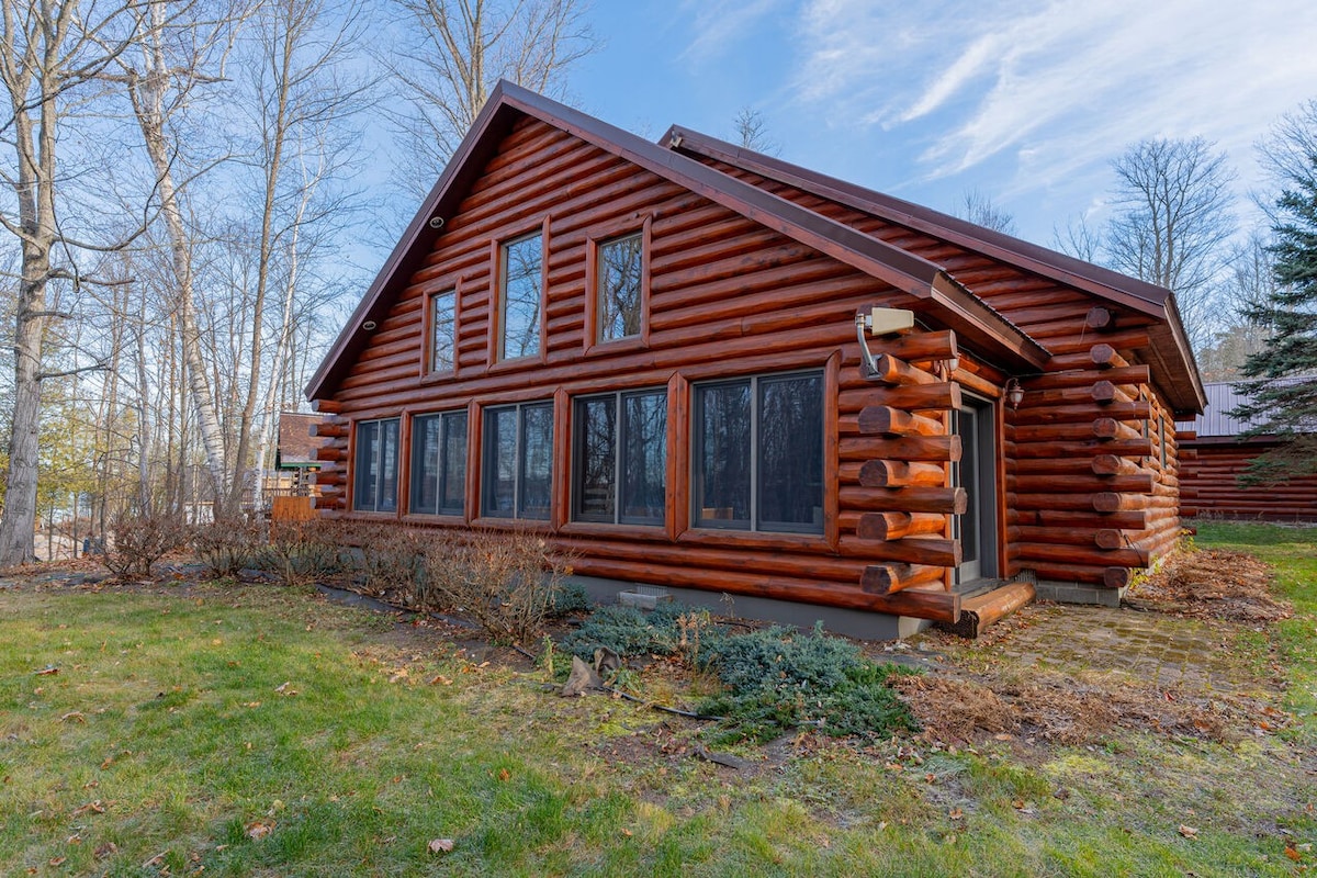 Cedars on South-gorgeous lakefront log cabin