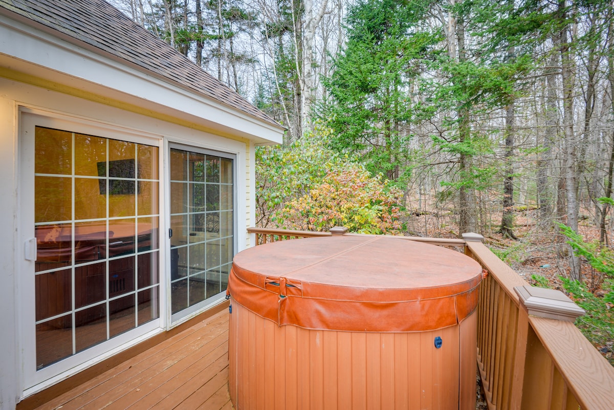 West Dover Abode w/ Hot Tub ~ 2 Mi to Mount Snow!