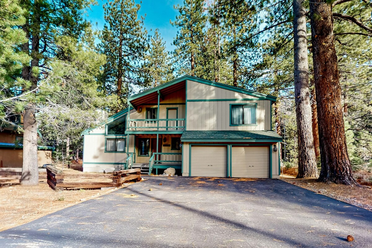 4BR dog-friendly home with wood stove & jetted tub