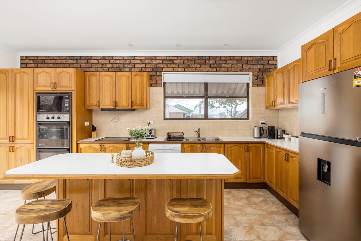 Large Family Home Central to CBD Nelson Bay