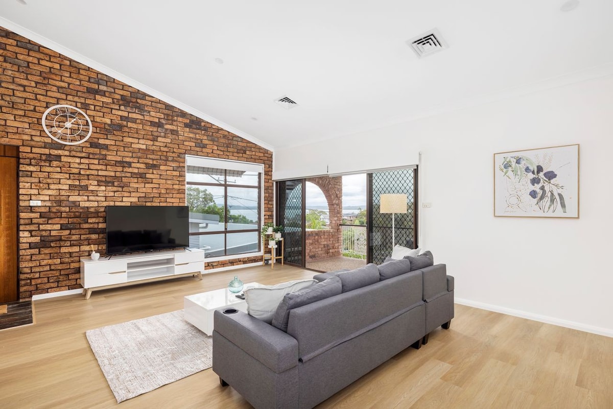 Large Family Home Central to CBD Nelson Bay