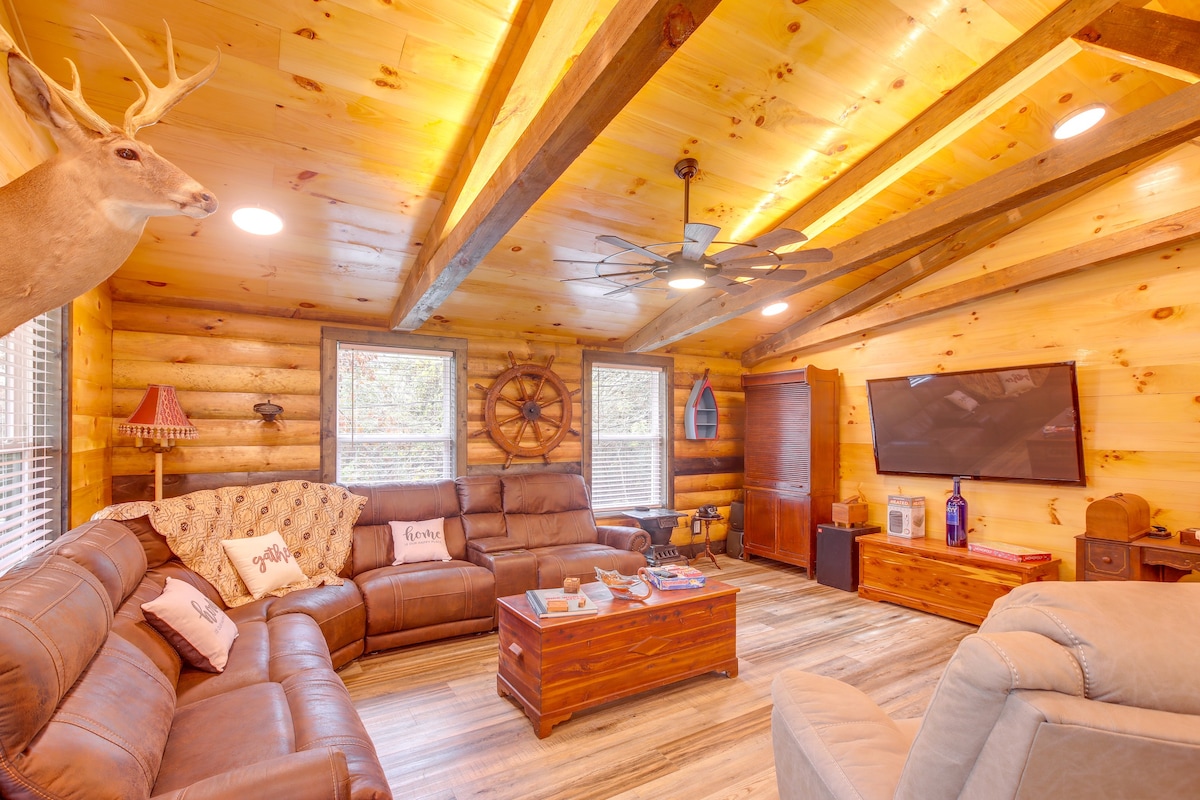 Pet-Friendly Chattanooga Cabin w/ Hot Tub & Kayaks