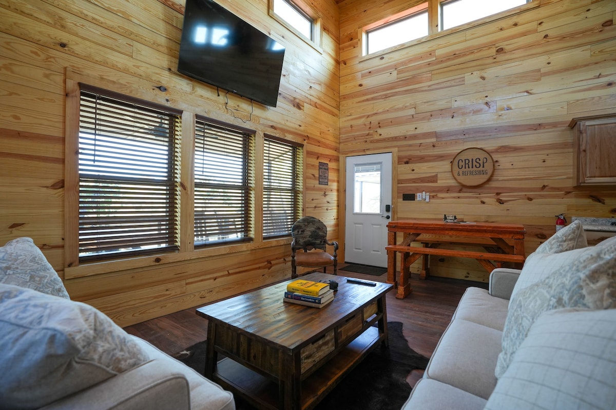 New! Lux Cabin, Hot Tub, FirePit, Games