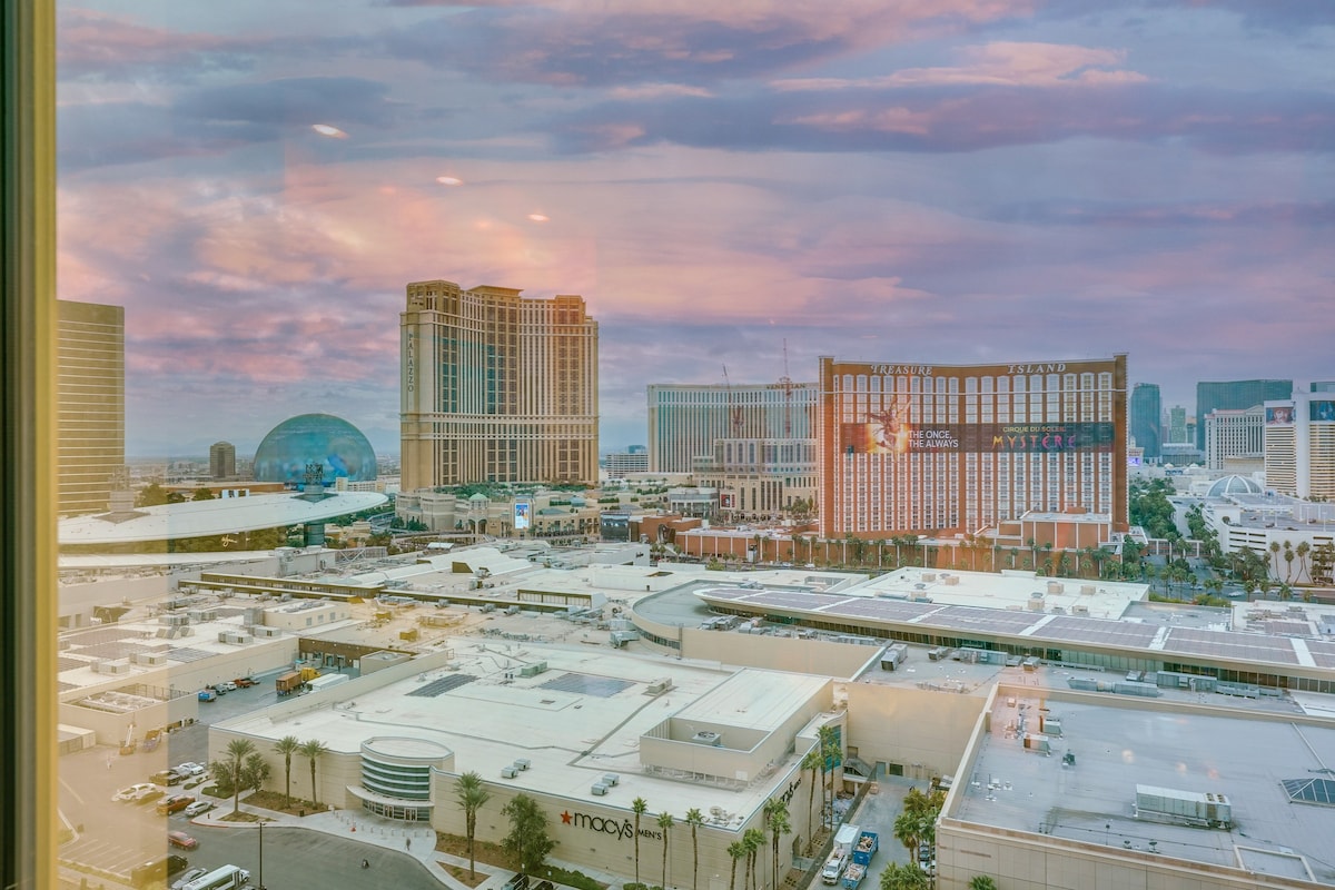 Las Vegas Studio w/ Panoramic View of Strip!