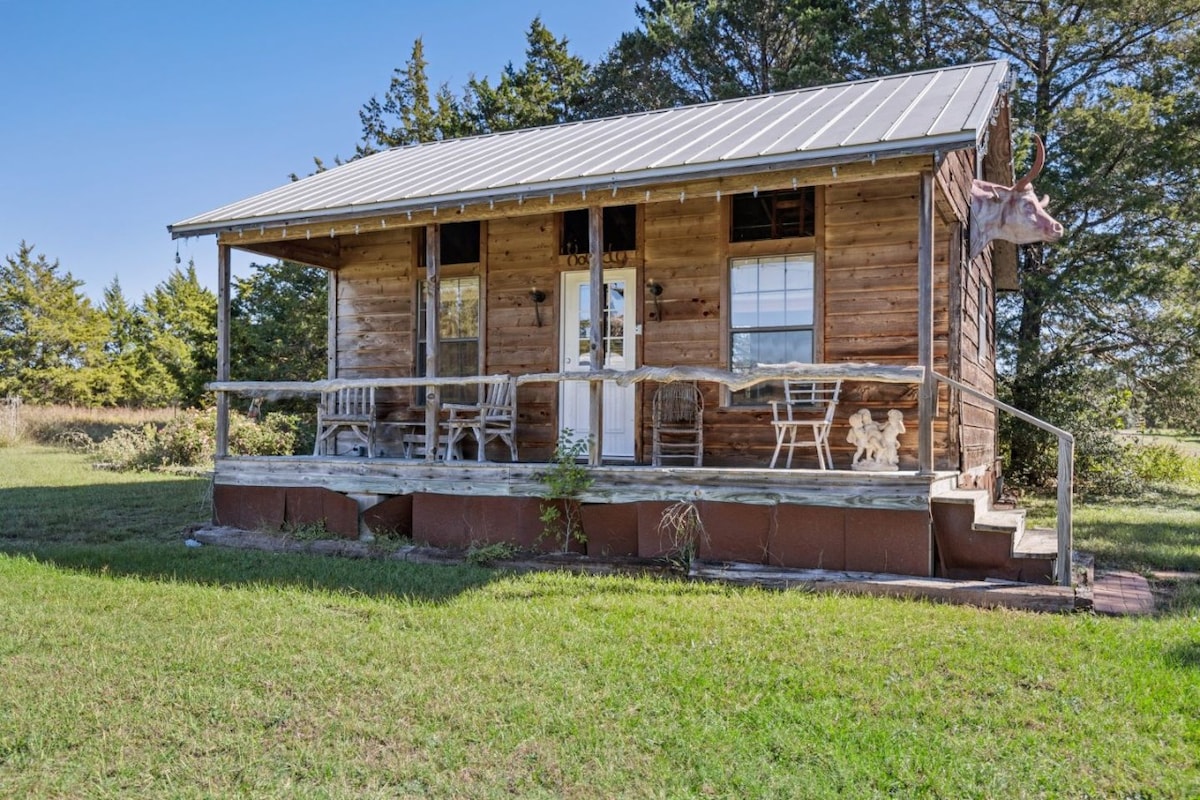 Historical country cabin in Round Top!