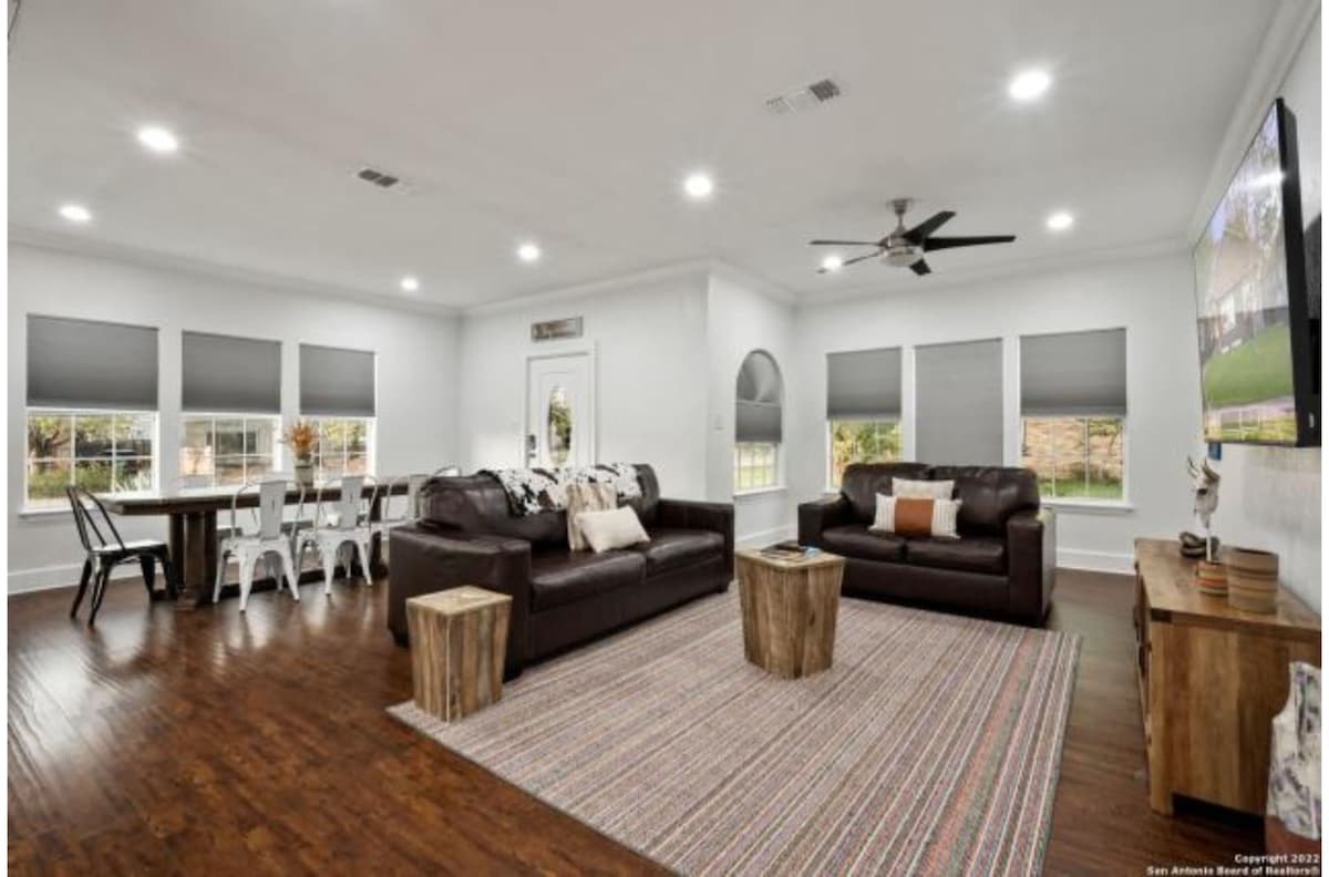 Experience Serenity in a 4BR/3BA Downtown Home