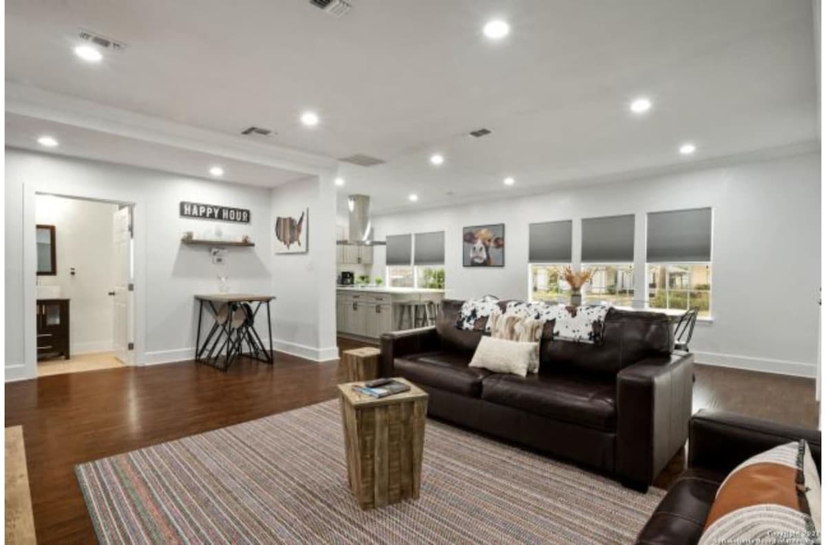 Experience Serenity in a 4BR/3BA Downtown Home