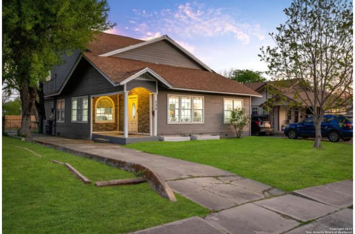 Experience Serenity in a 4BR/3BA Downtown Home