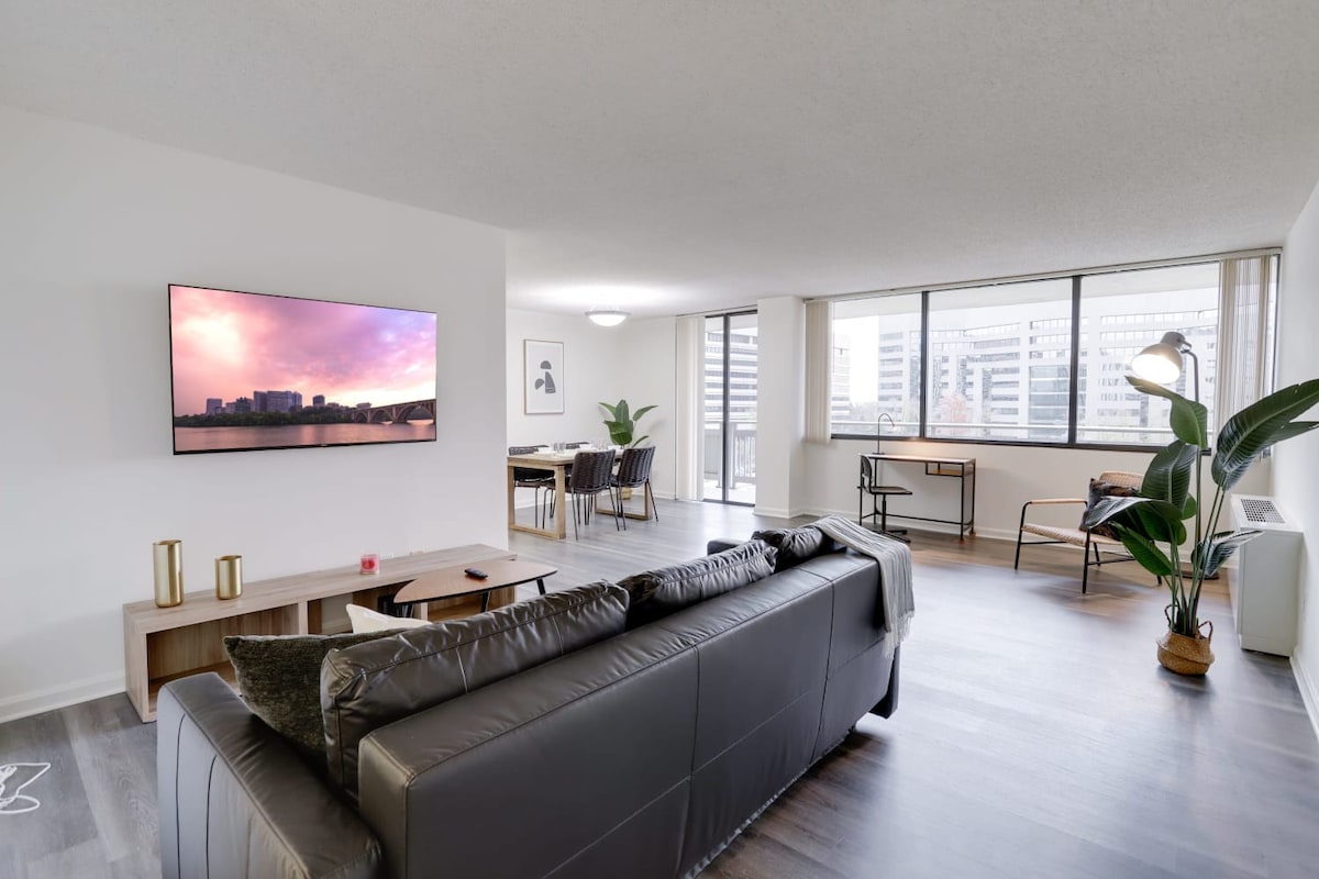 Stay with Style in this Condo at Crystal City