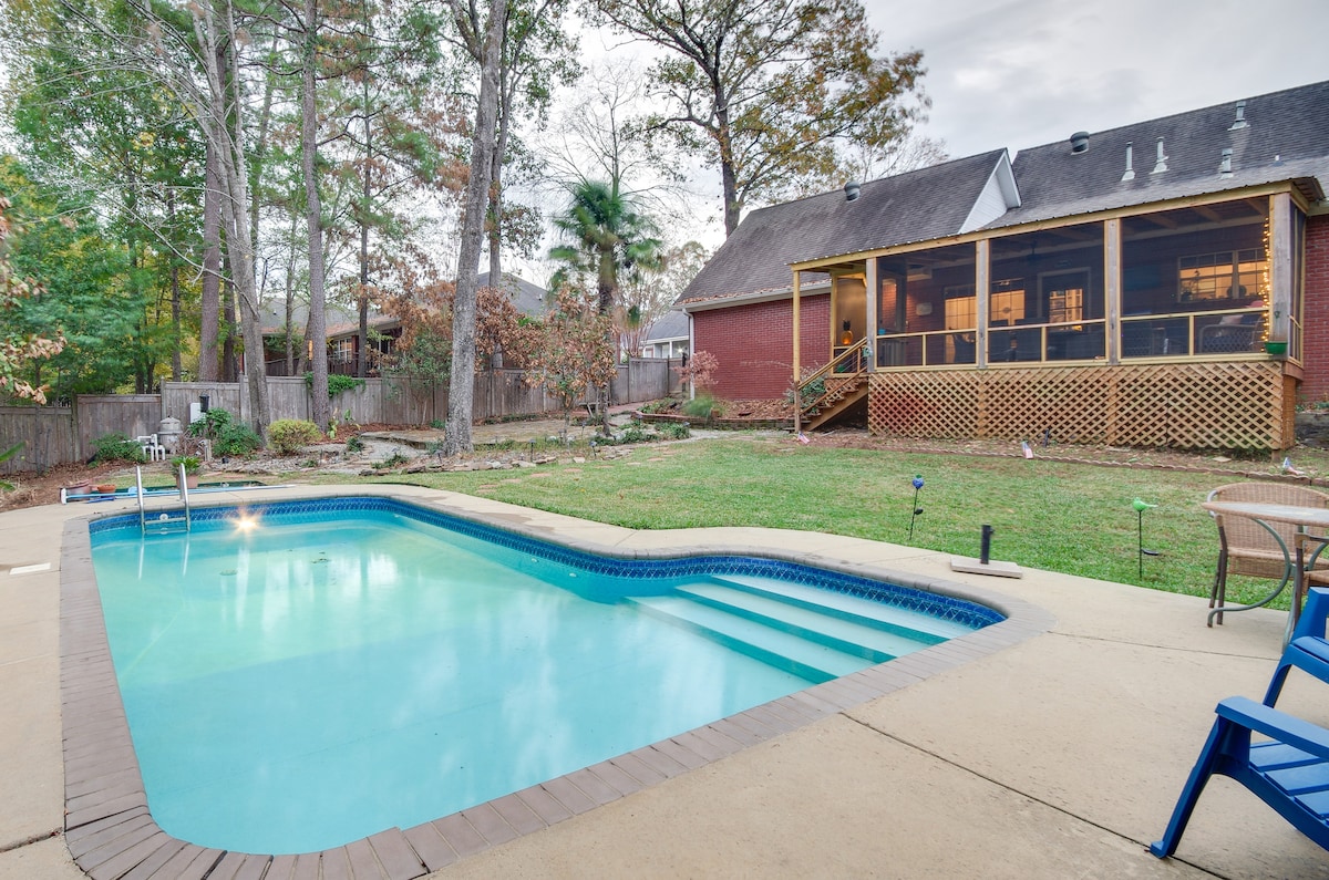 Welcoming Brandon Home w/ Pool & Screened-In Deck