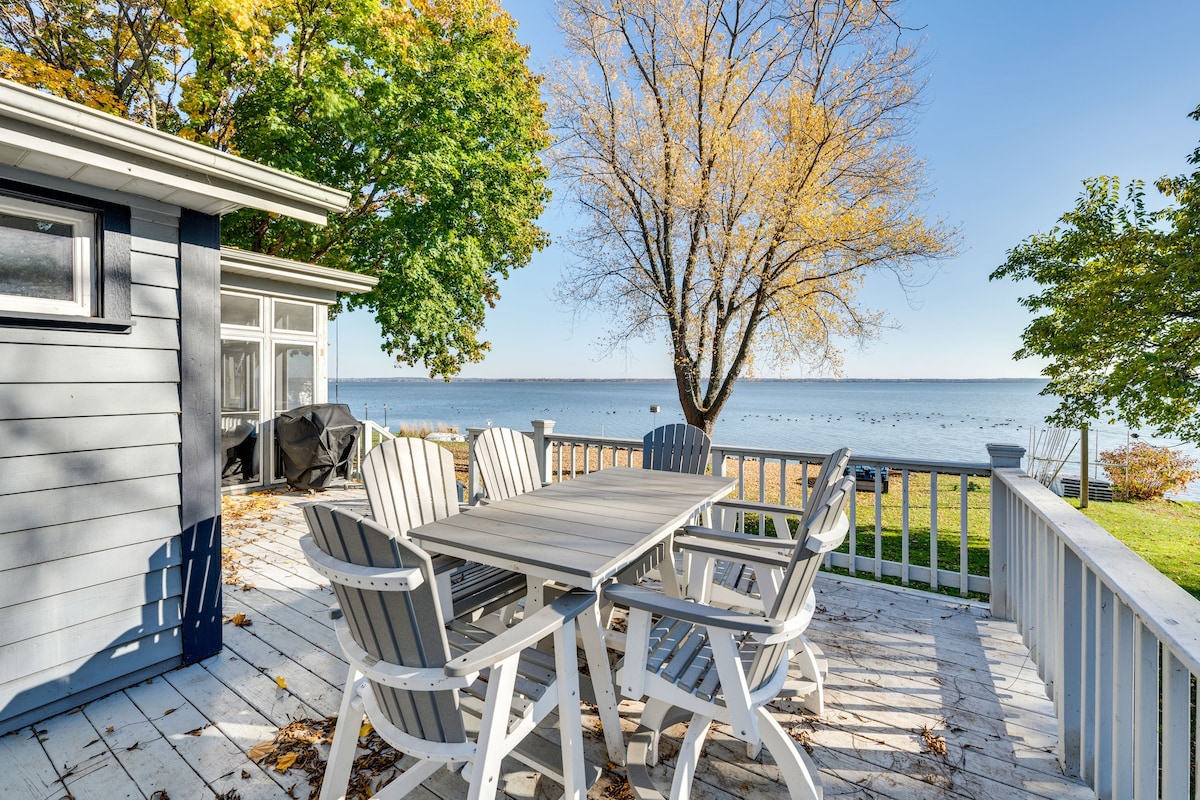 Lakefront Edgerton Cottage w/ Deck & Grill!