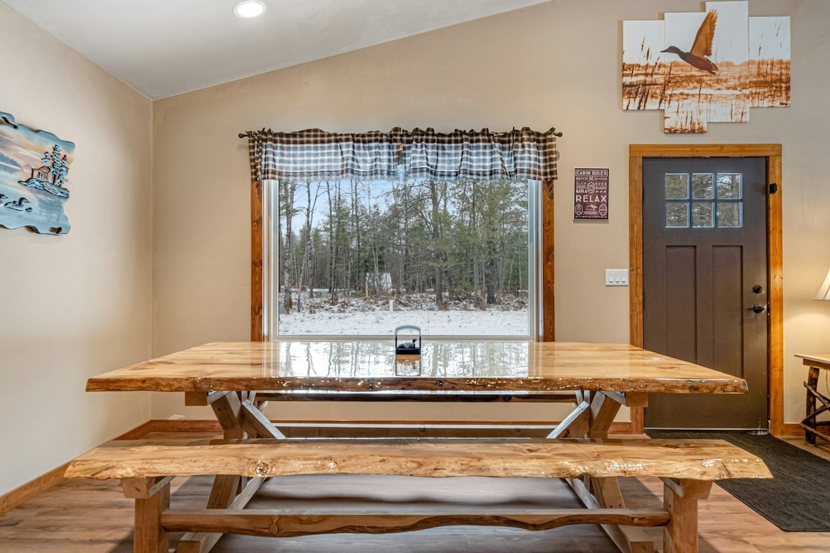 6BR dog friendly cabins with fireplaces & hot tub