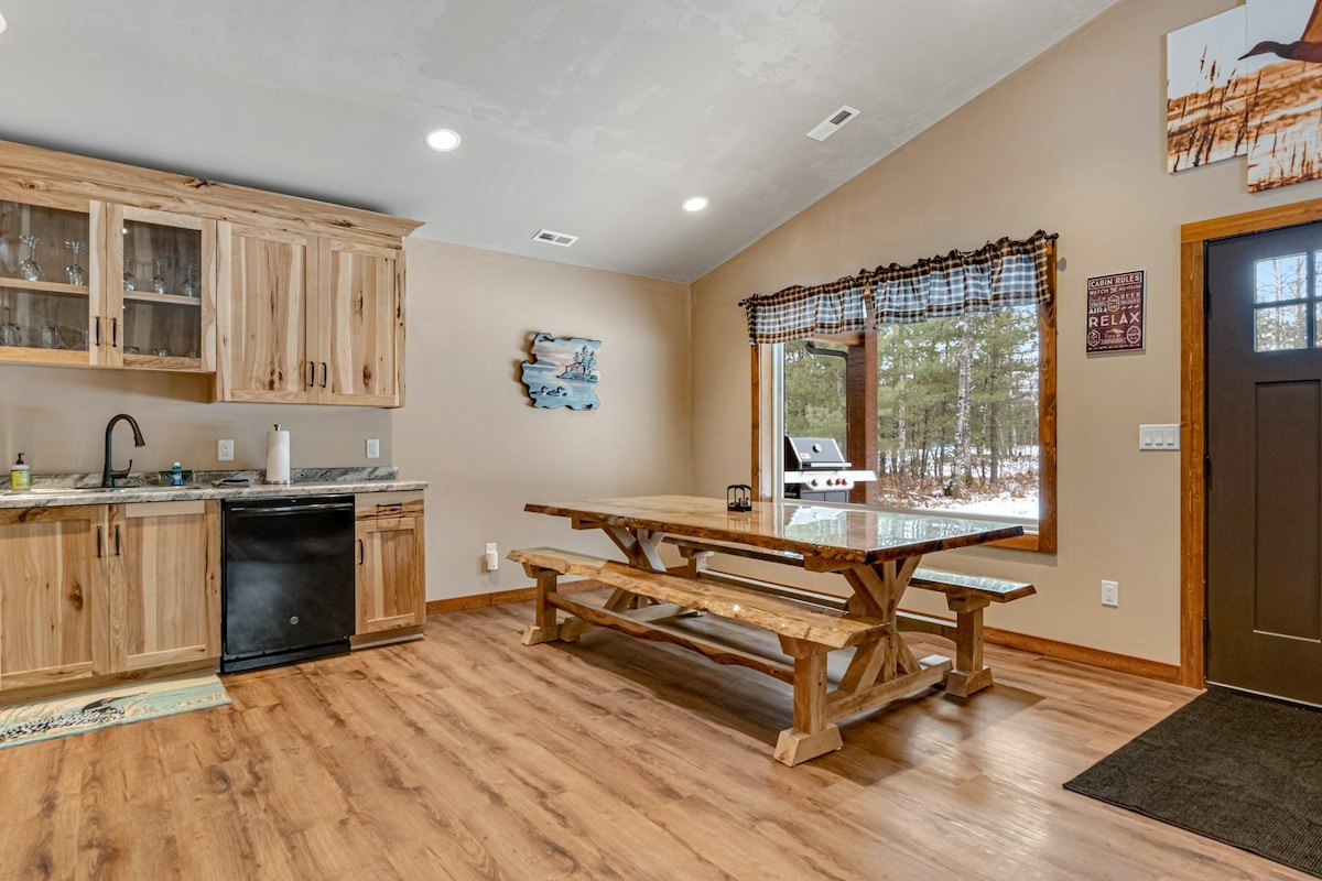 6BR dog friendly cabins with fireplaces & hot tub