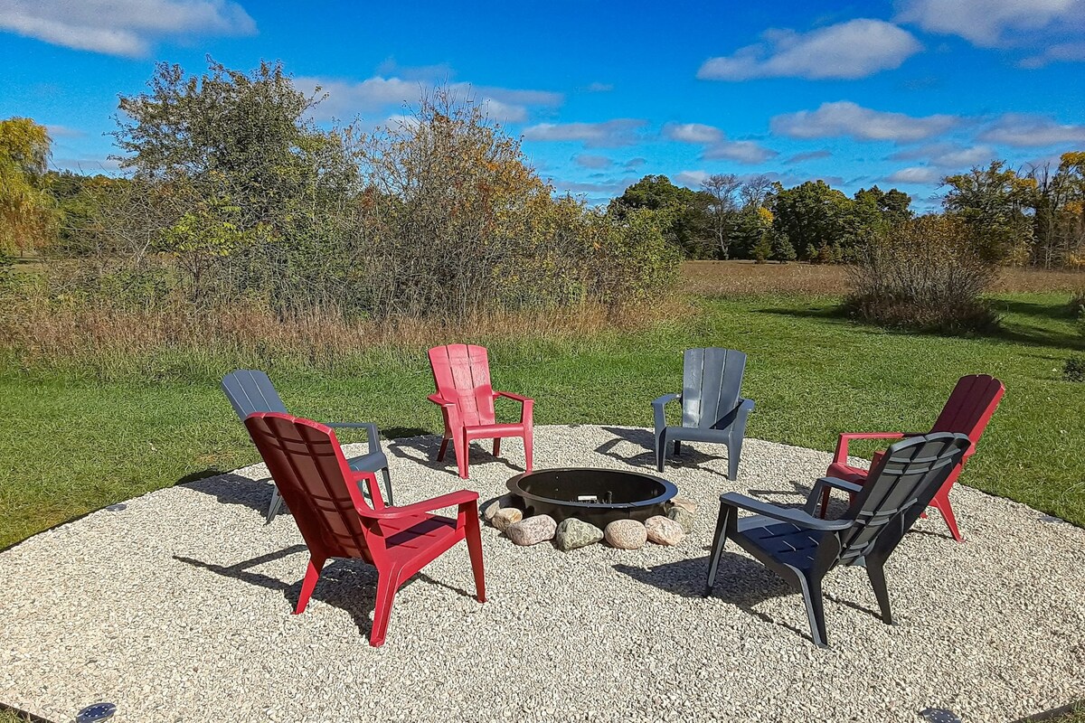 1BR cheery cabin with firepit, deck, & great views