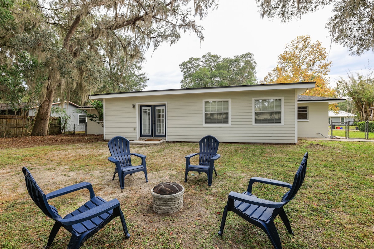 Gainesville Home w/ Fire Pit, 4 Mi to UF Campus!