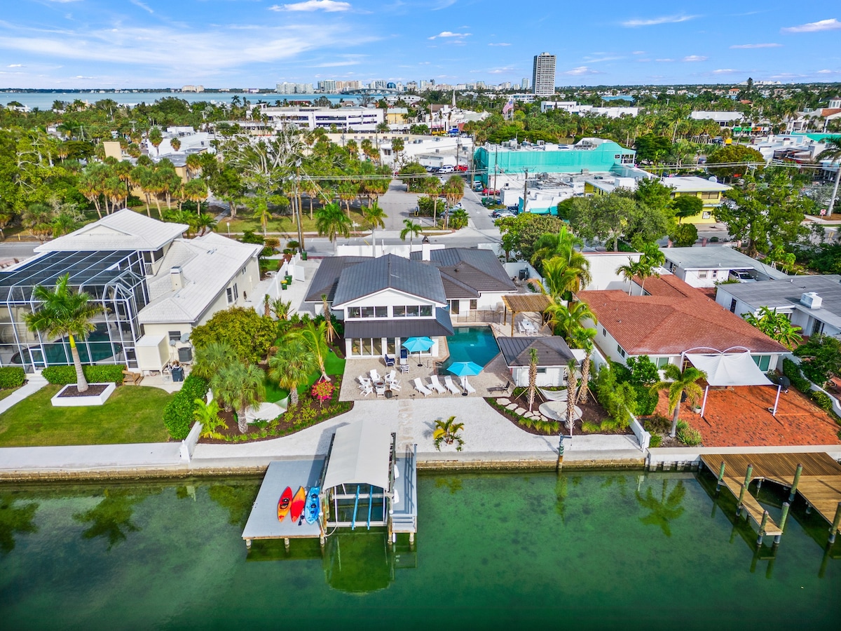 带绿色、游泳池、码头的海滨-Manatee Cove