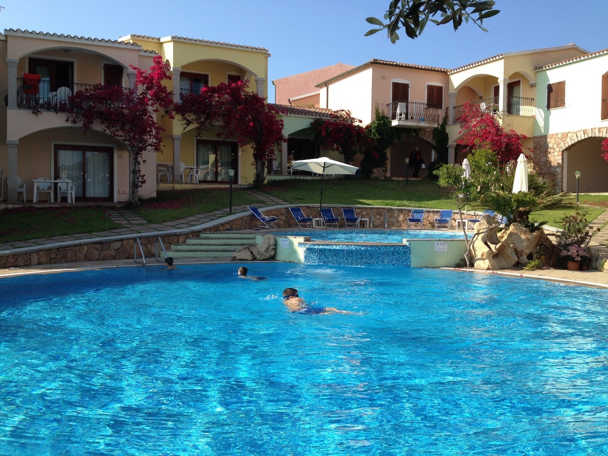 Badus Trilocale  in resort con piscina