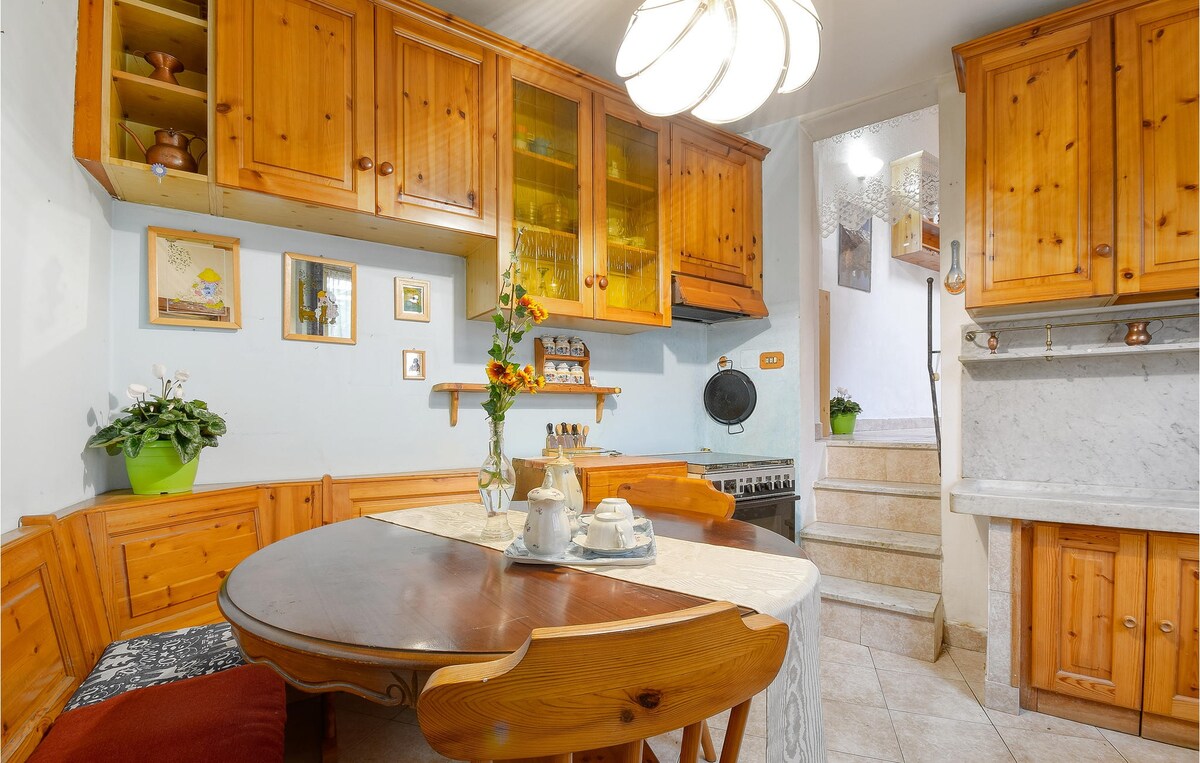 2 bedroom awesome apartment in Savignone