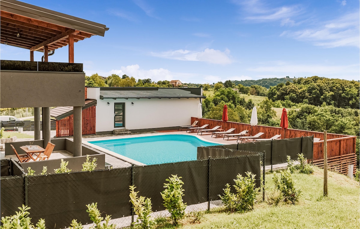 Gorgeous home with outdoor swimming pool