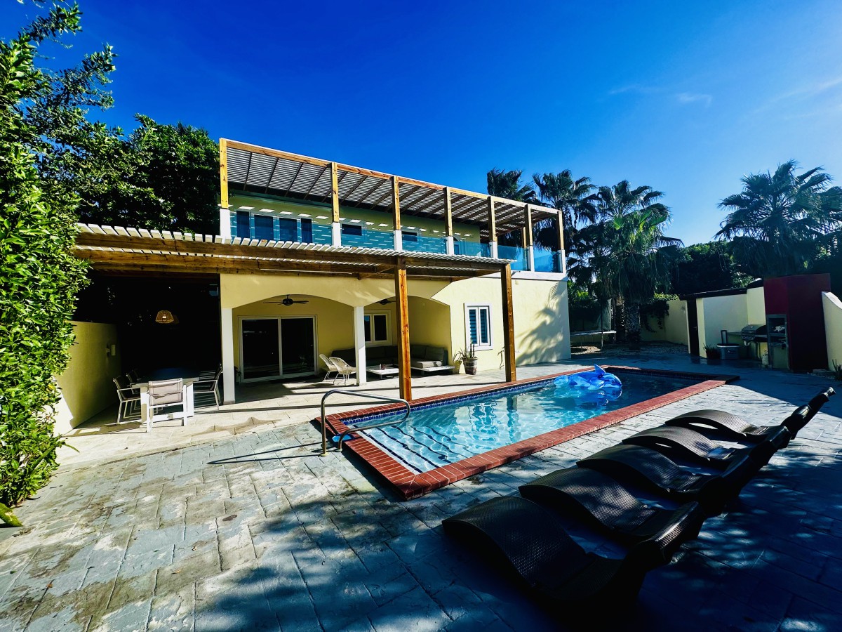 距离棕榈海滩750岁的别墅和泳池门禁社区！