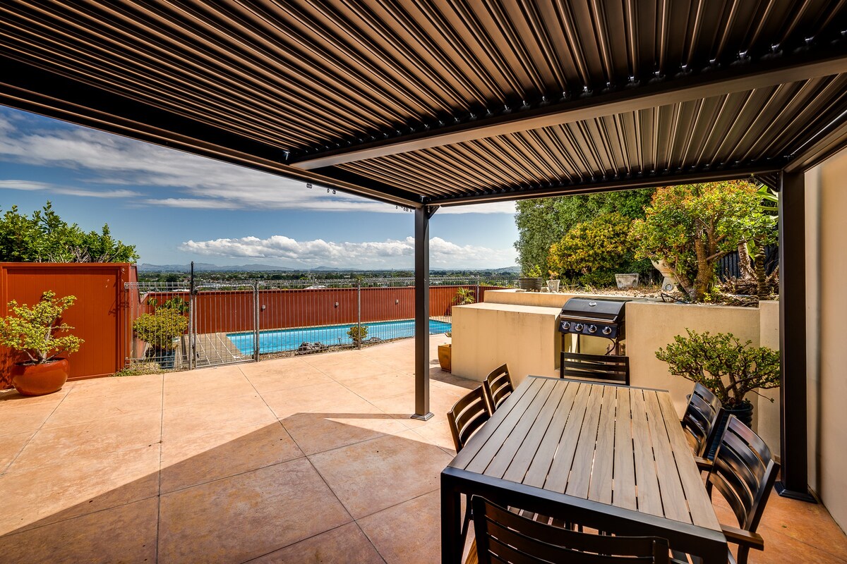 Relax At Poolside - Napier Holiday Home