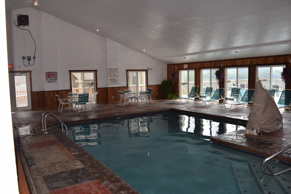 Incredible mtn views. Indoor pool & hot tub