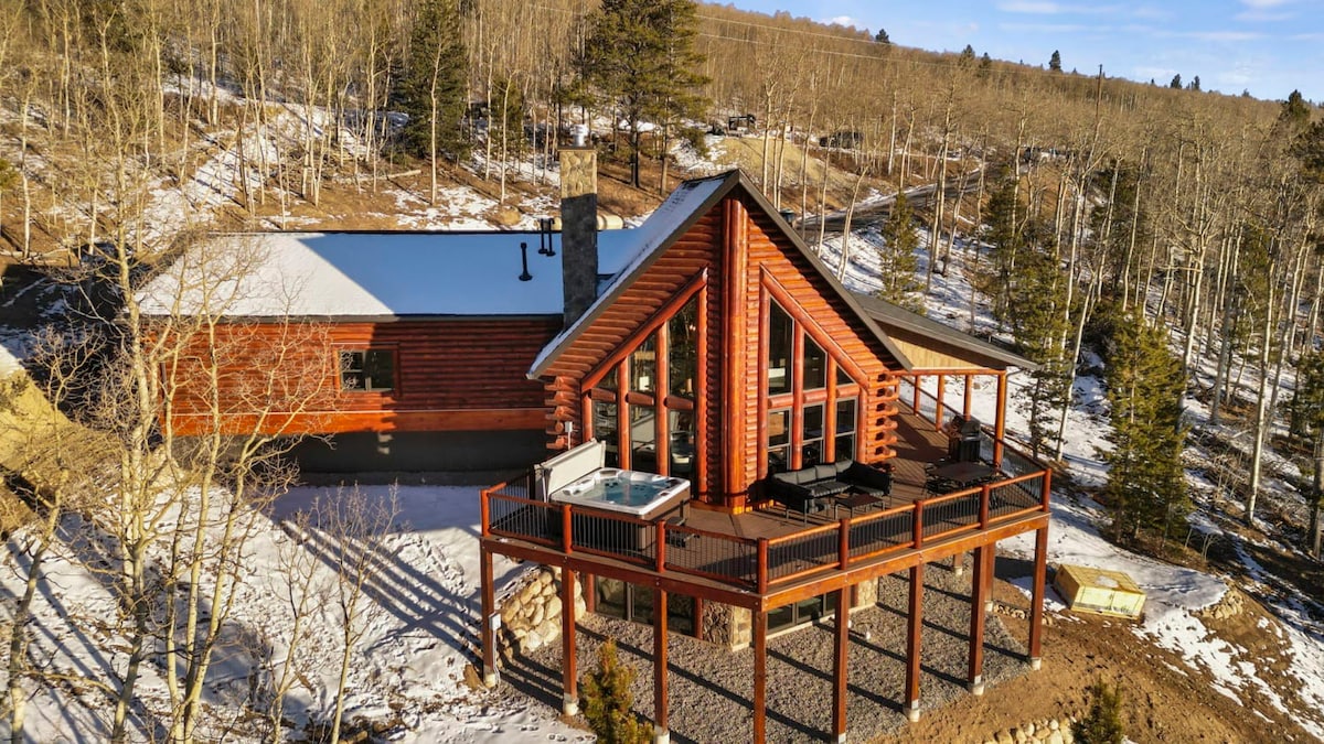 3BR+Loft Modern Mountain Retreat w/Hot Tub