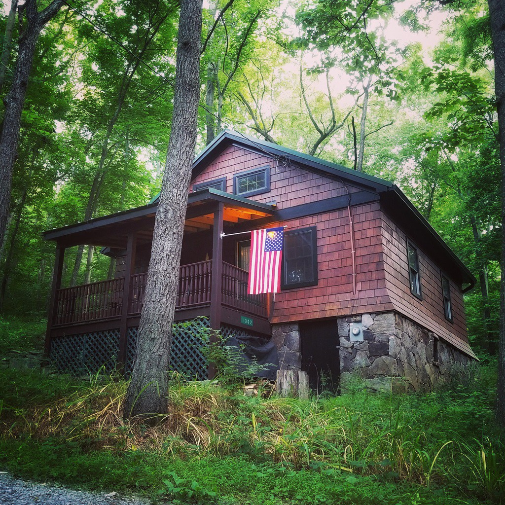 Charming Cabin in the Woods with River Access