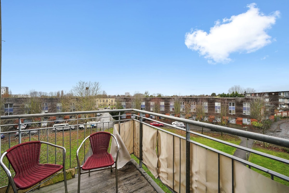 Livestay - Two Bed London Apt with Balcony
