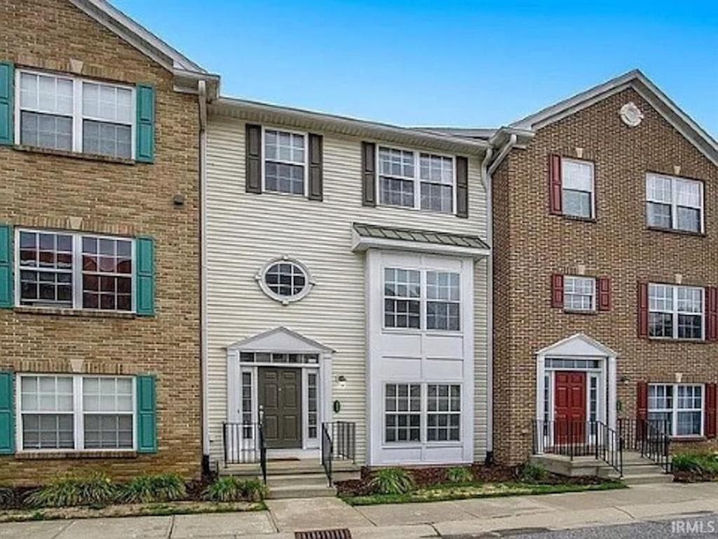 Walk to ND!  3 bedroom 3.5 bath townhome(123P)