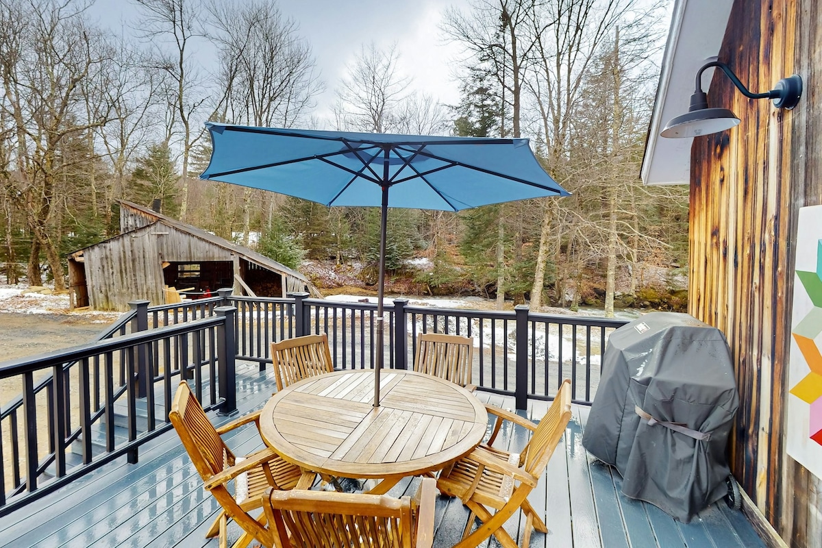 3BR mountain retreat with hot tub, water views