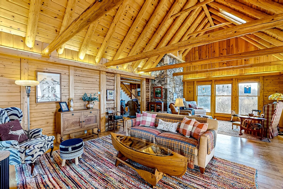 Dog-friendly cabin with mtn views & wood fireplace