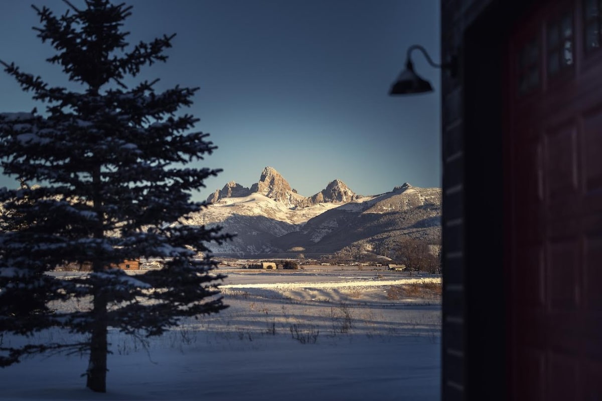 Winter Sky With Hot Tub and Teton Views