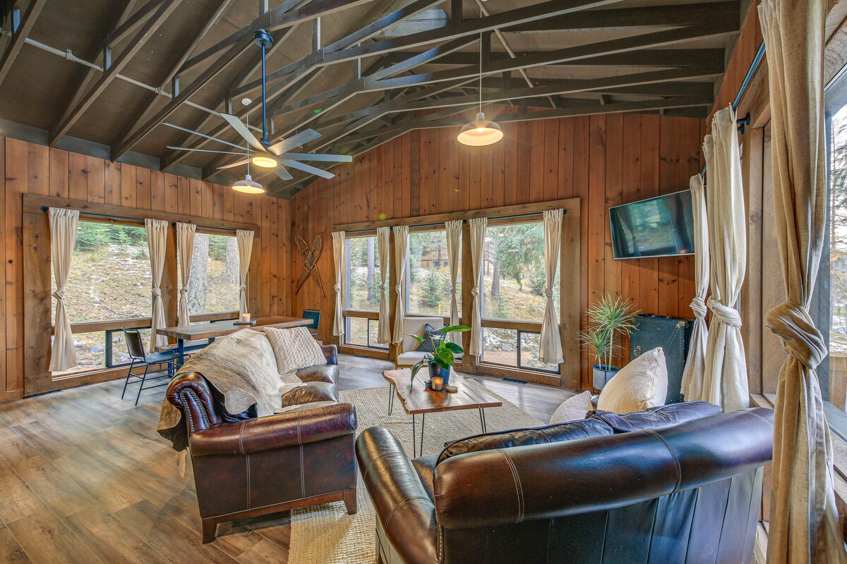 Bonners Ferry Cabin w/ Wraparound Deck & Views!