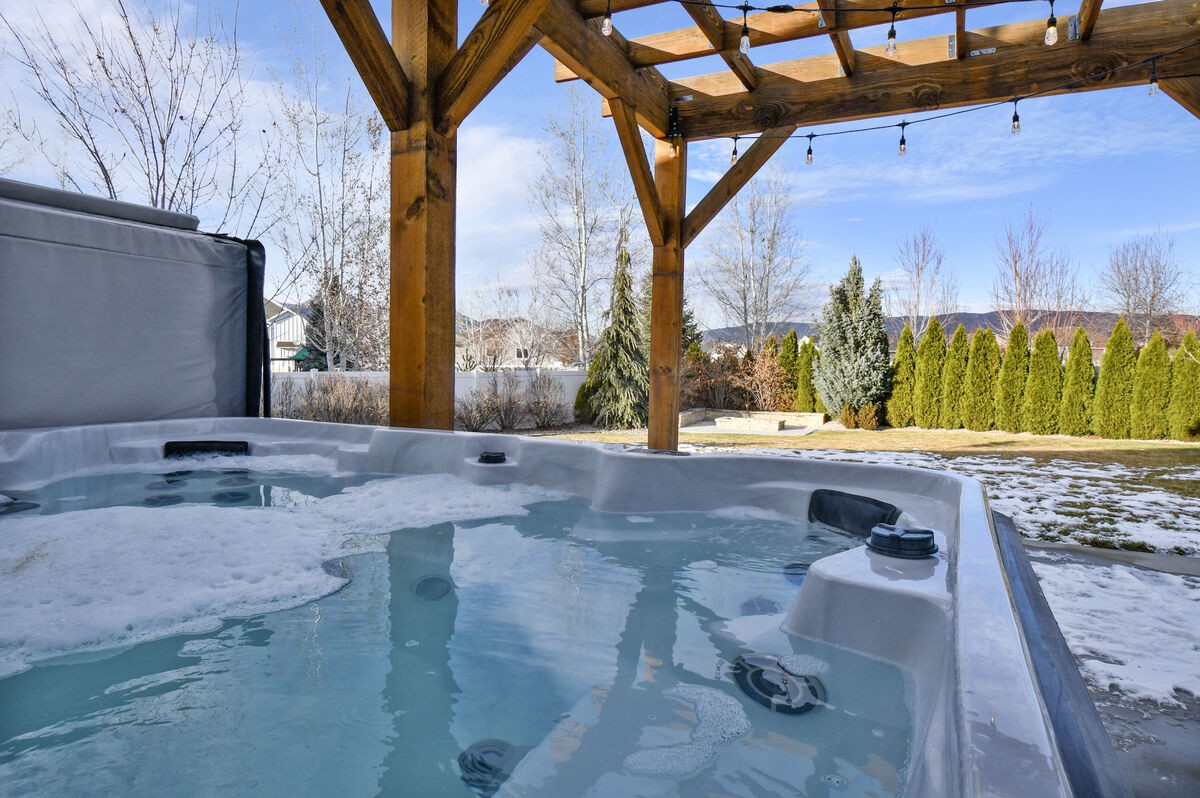 Huckleberry Lane, 6br 4ba sleeps 20, Hot Tub, Pets