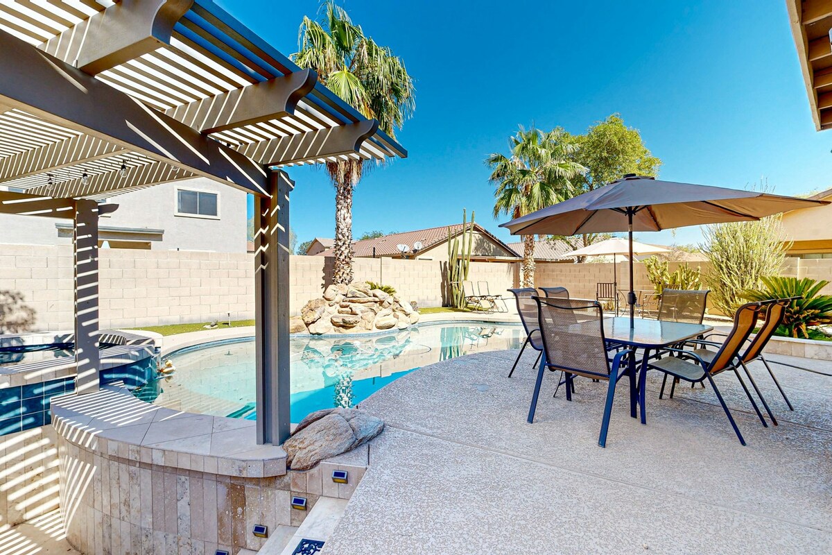 3BR with pool, spa, bar/grill, firepit, & patio