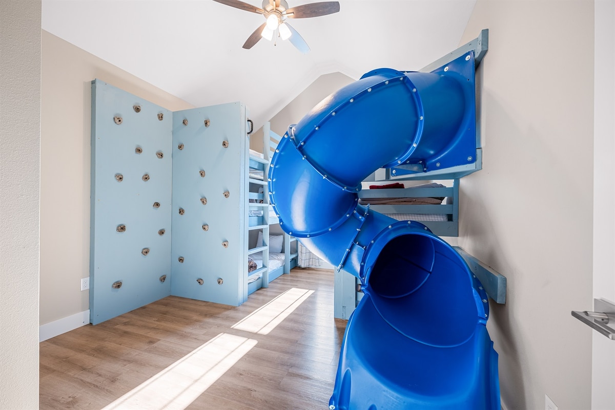 Family Getaway w/ Kids room, Slide, Arcade, Hottub