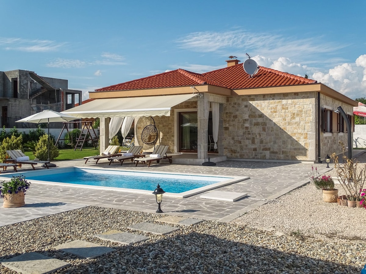 Holiday Home Beti with heated pool