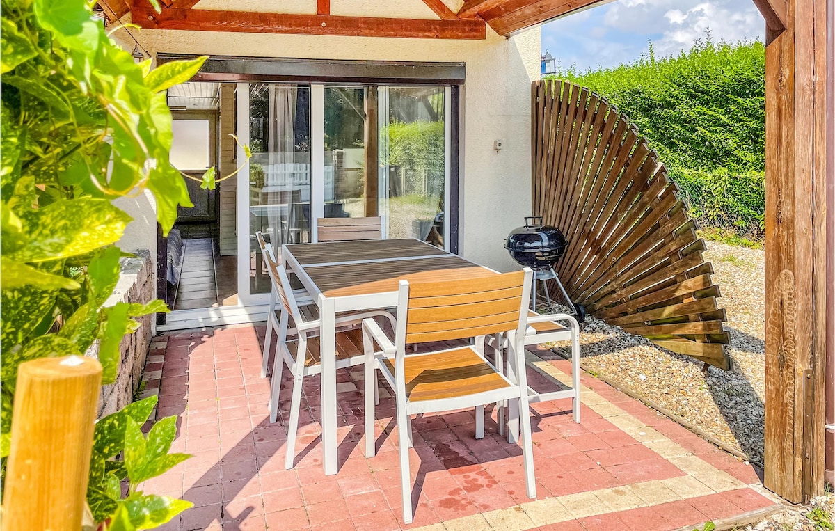 Beautiful home in Criquetot-l'Esneval with kitchen