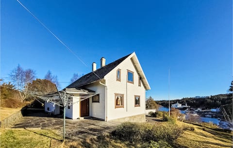 5 bedroom stunning home in Torangsvåg