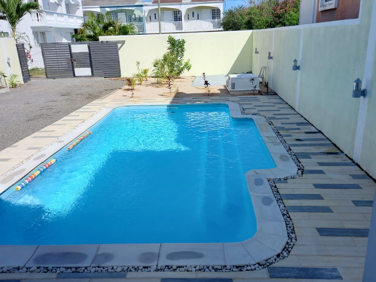 Villa for 6 ppl. with swimming-pool at Pereybere