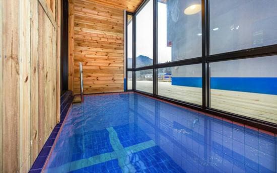 带水疗中心和独立游泳池的客房、Ostara （喷气式水疗中心、室内热水游泳池）