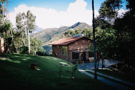 Chalé Rústico Moderno com Cachoeiras